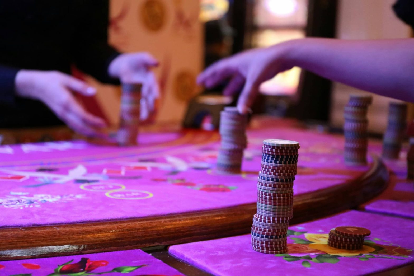 How Casinos Use Design and Lighting